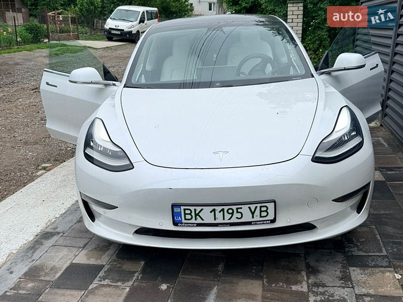 Седан Tesla Model 3 2020 в Ровно