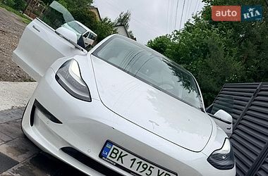 Седан Tesla Model 3 2020 в Ровно