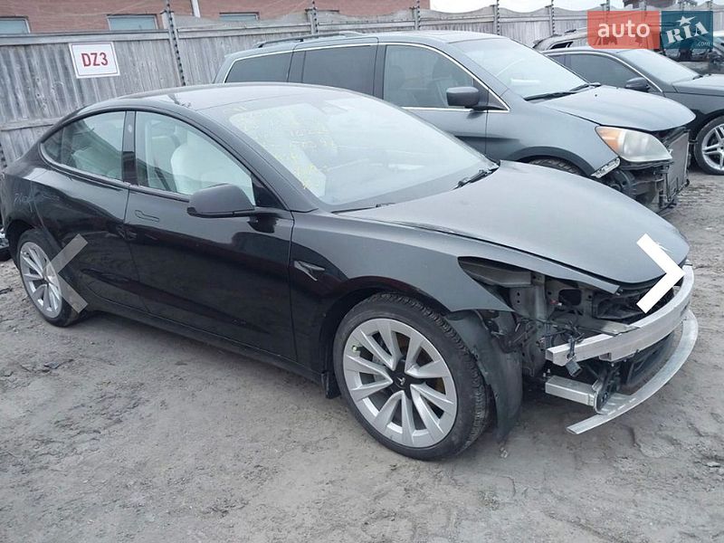 Седан Tesla Model 3 2023 в Львове
