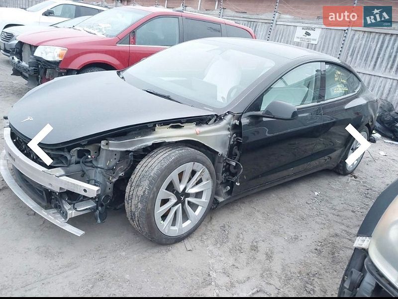 Седан Tesla Model 3 2023 в Львове