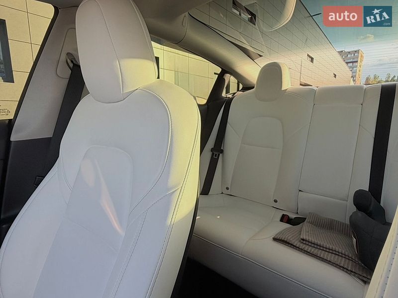 Седан Tesla Model 3 2022 в Кривом Роге