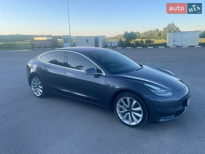 Седан Tesla Model 3