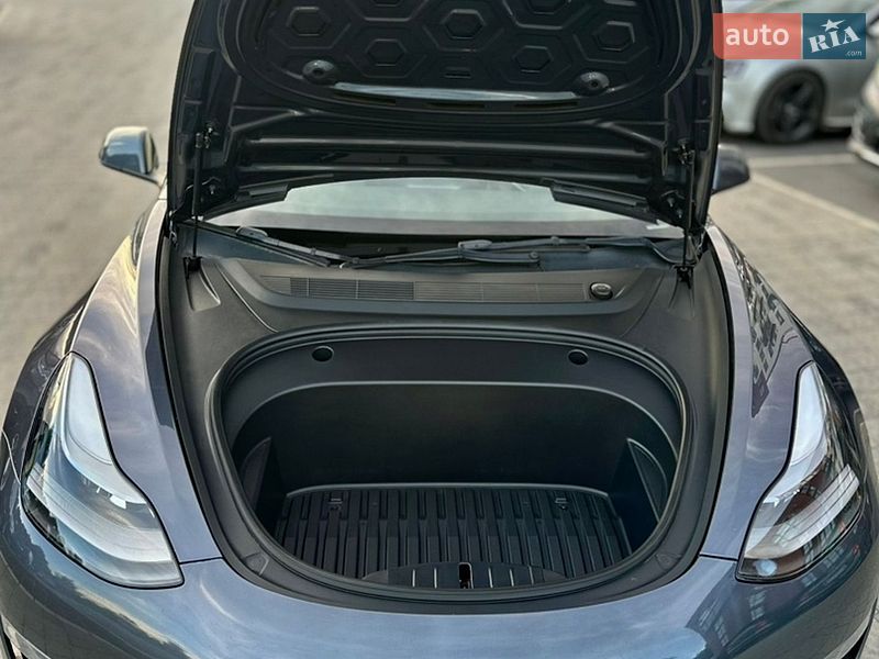 Седан Tesla Model 3 2022 в Львове