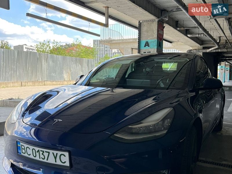 Седан Tesla Model 3 2019 в Львові