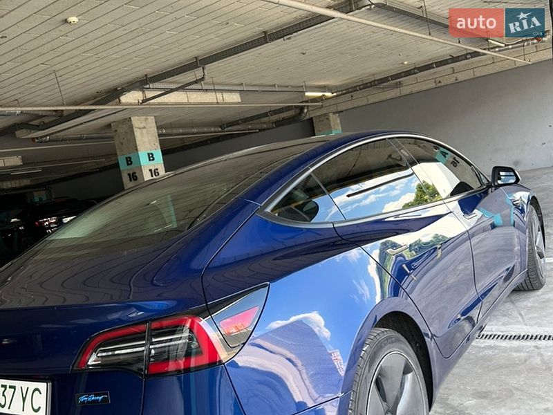 Седан Tesla Model 3 2019 в Львові