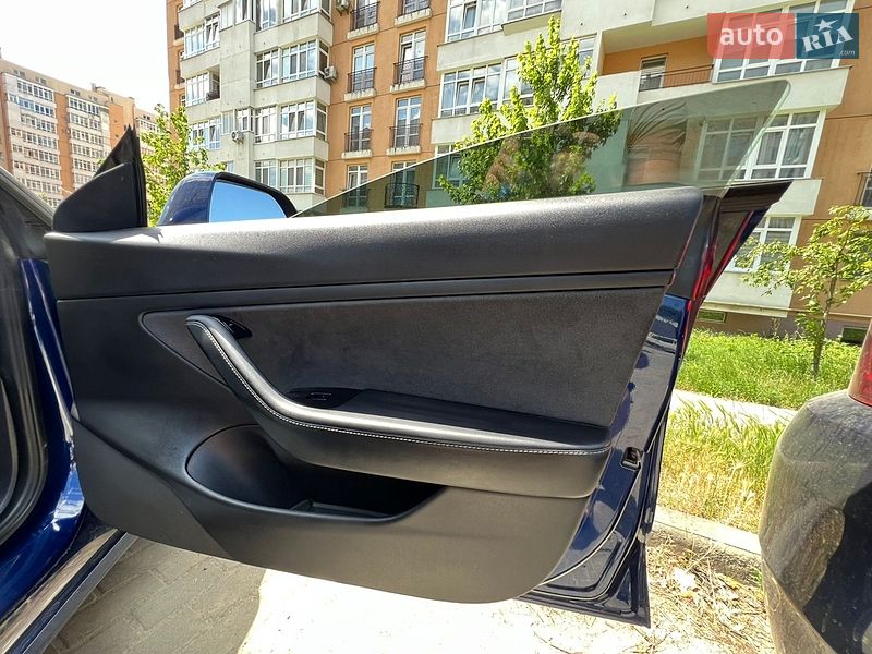 Седан Tesla Model 3 2019 в Львові