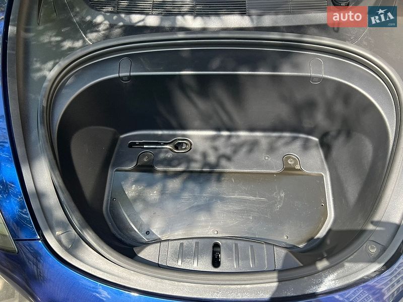 Седан Tesla Model 3 2019 в Львові