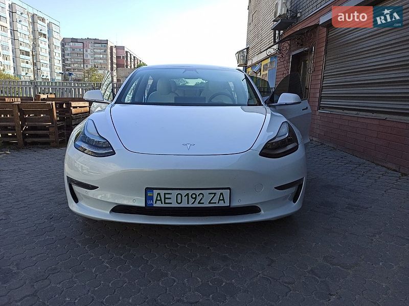 Позашляховик / Кросовер Tesla Model 3