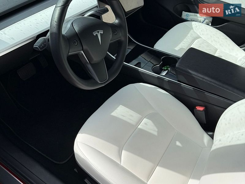 Седан Tesla Model 3 2019 в Нововолынске