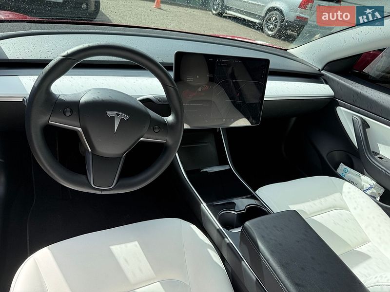 Седан Tesla Model 3 2019 в Нововолынске