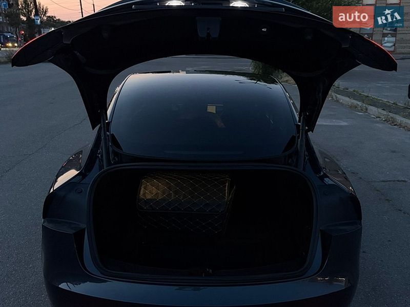 Седан Tesla Model 3 2024 в Дніпрі