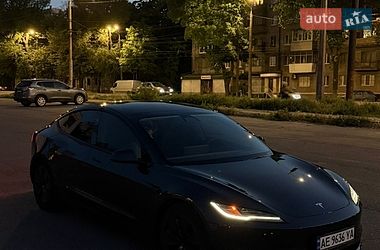 Tesla Model 3  2024