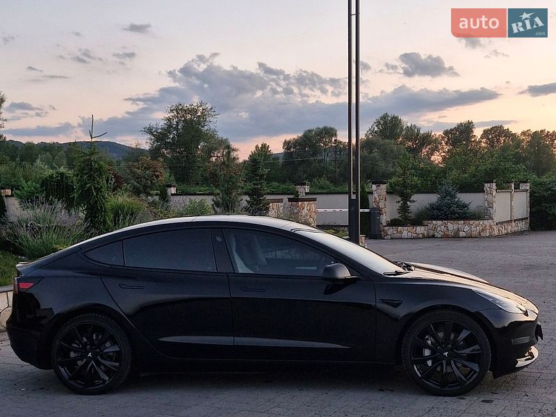 Седан Tesla Model 3 2023 в Хусте