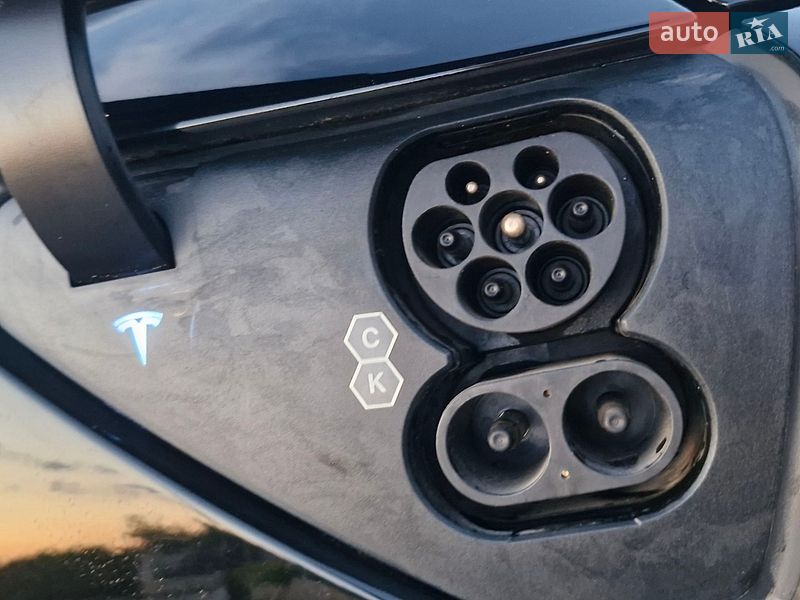 Седан Tesla Model 3 2023 в Хусте