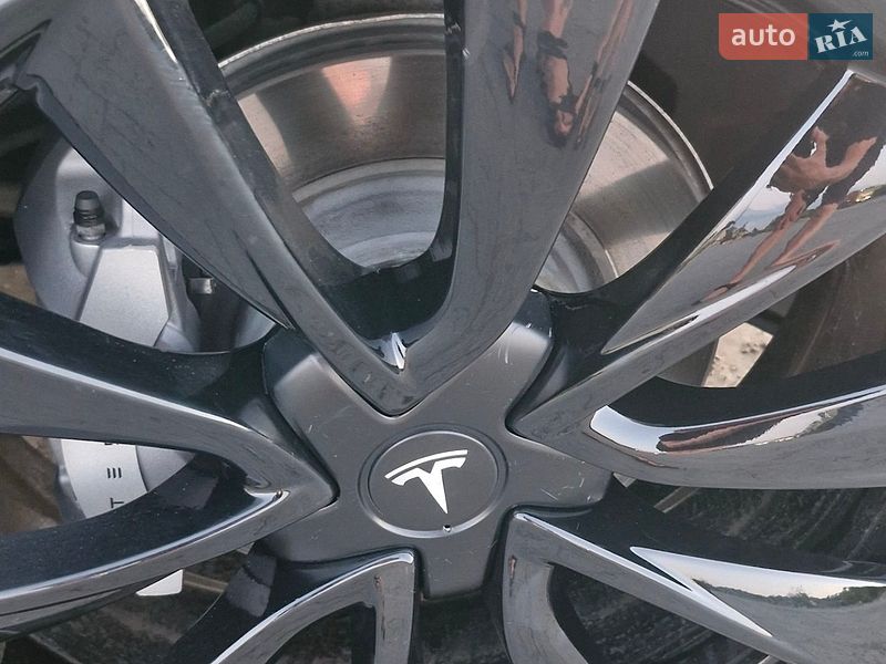 Седан Tesla Model 3 2023 в Хусте