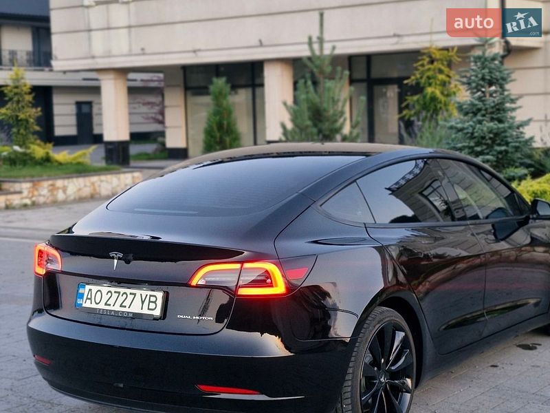 Седан Tesla Model 3 2023 в Хусте