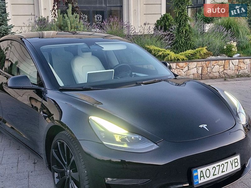 Седан Tesla Model 3 2023 в Хусте