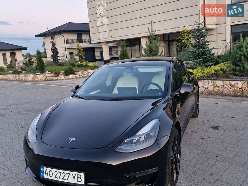 Седан Tesla Model 3 2023 в Хусте