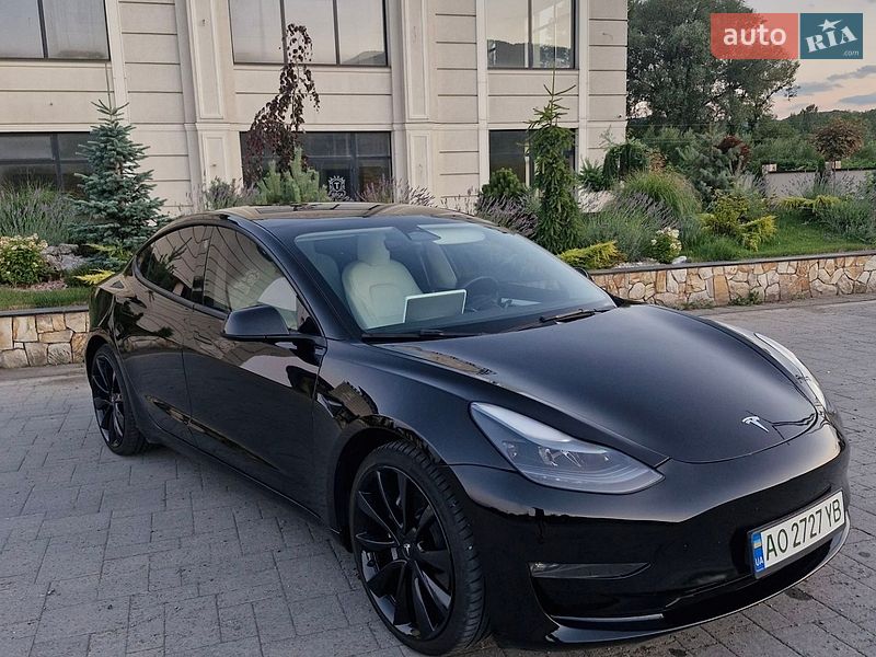 Седан Tesla Model 3 2023 в Хусте