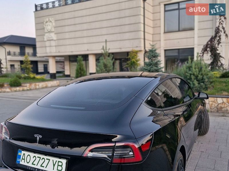 Седан Tesla Model 3 2023 в Хусте