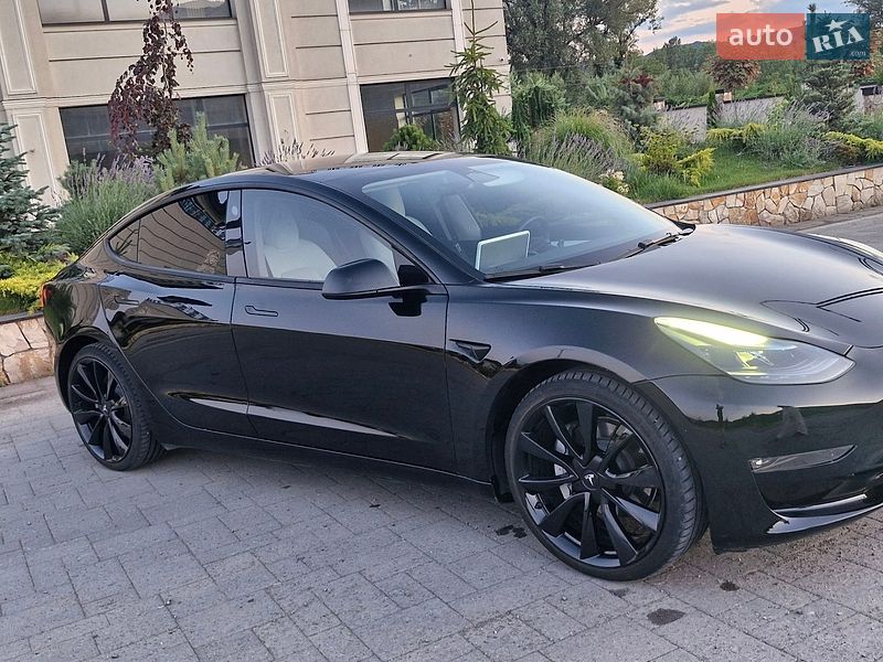 Седан Tesla Model 3 2023 в Хусте