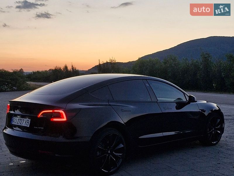 Седан Tesla Model 3 2023 в Хусте