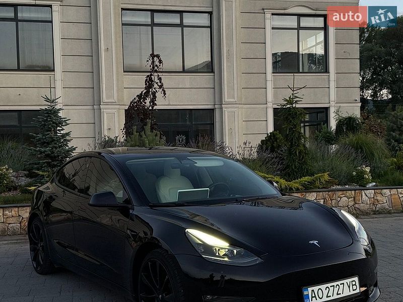 Седан Tesla Model 3 2023 в Хусте