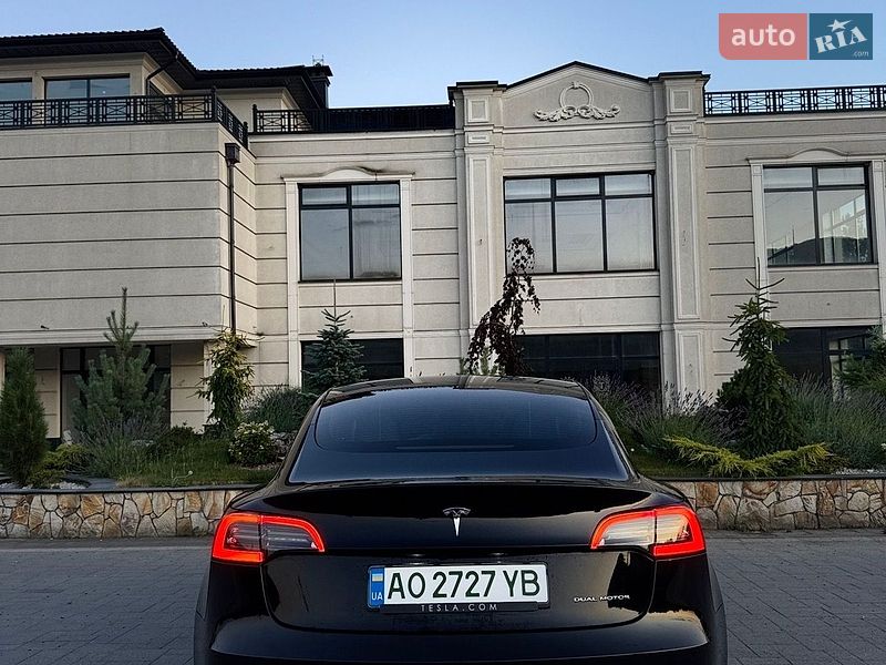 Седан Tesla Model 3 2023 в Хусте