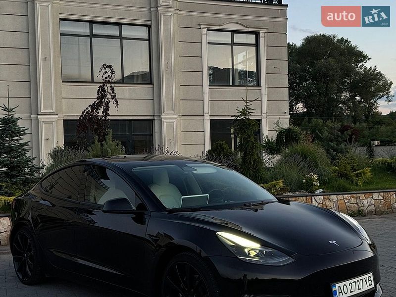Седан Tesla Model 3 2023 в Хусте
