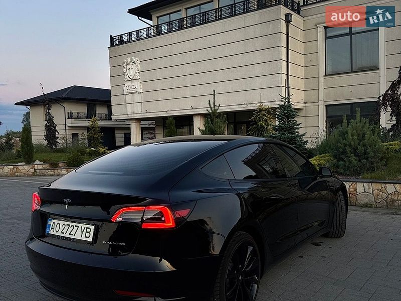 Седан Tesla Model 3 2023 в Хусте