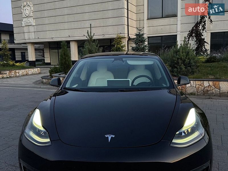 Седан Tesla Model 3 2023 в Хусте