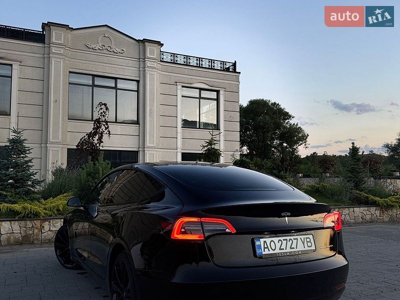 Седан Tesla Model 3 2023 в Хусте