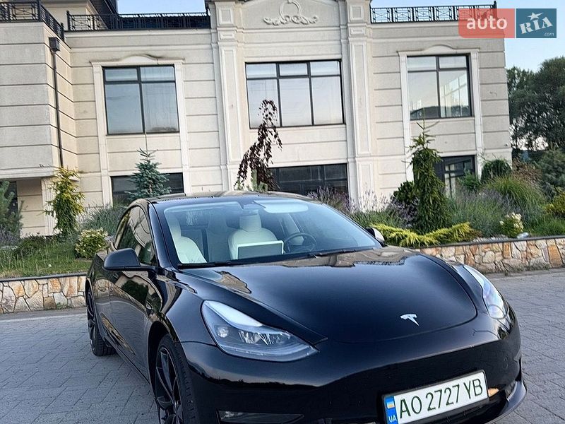 Седан Tesla Model 3 2023 в Хусте