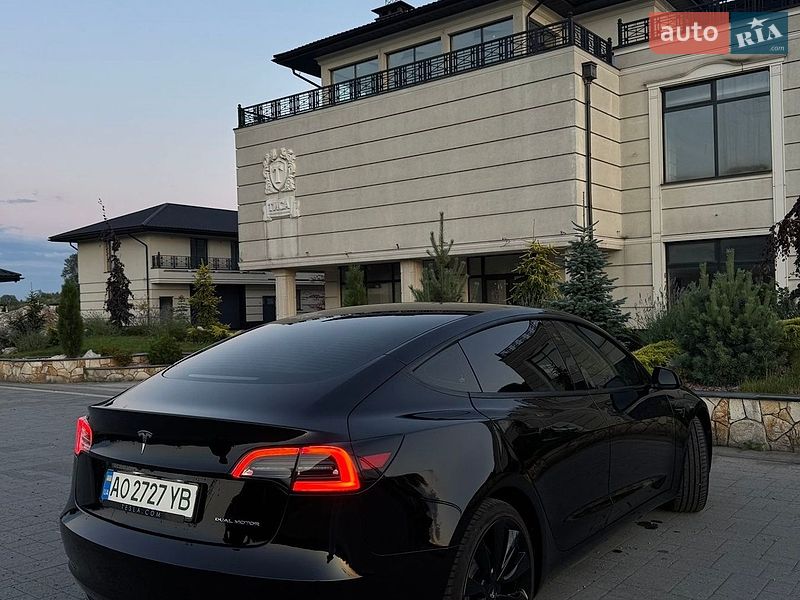 Седан Tesla Model 3 2023 в Хусте