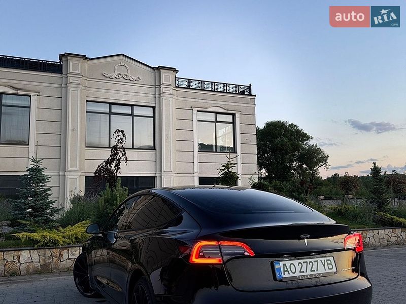 Седан Tesla Model 3 2023 в Хусте