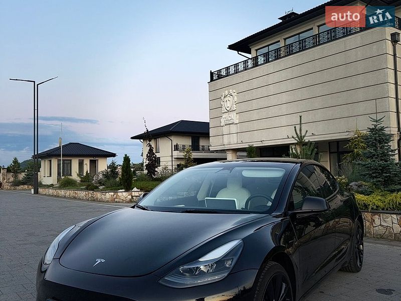 Седан Tesla Model 3 2023 в Хусте