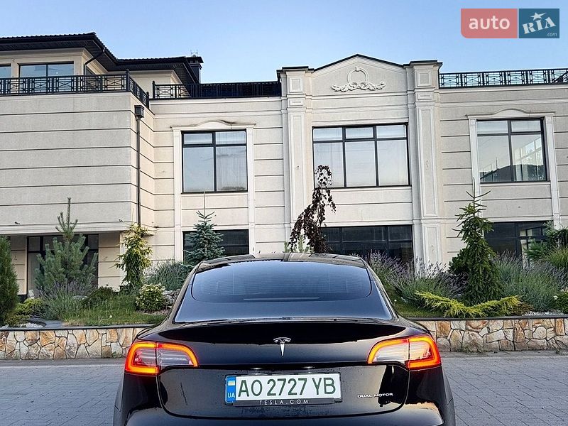 Седан Tesla Model 3 2023 в Хусте