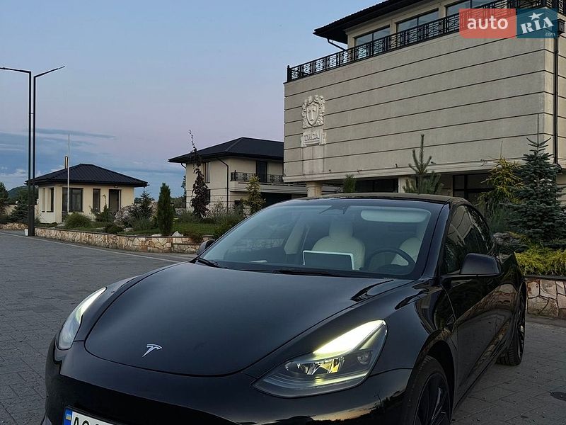 Седан Tesla Model 3 2023 в Хусте