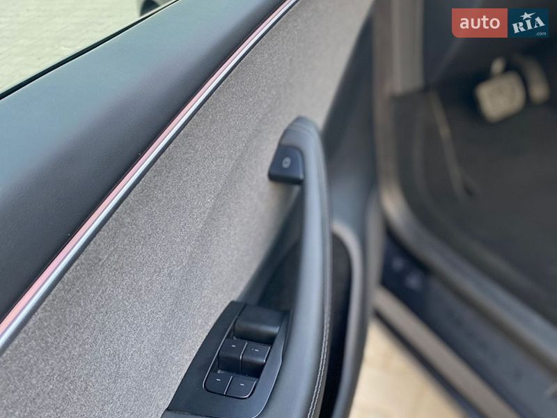 Седан Tesla Model 3 2024 в Львове