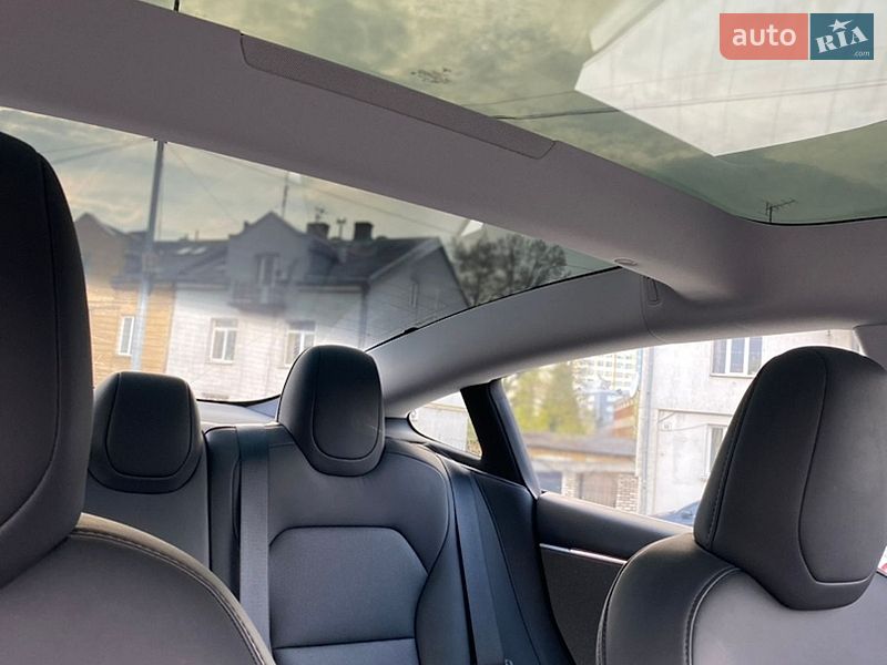 Седан Tesla Model 3 2024 в Львове