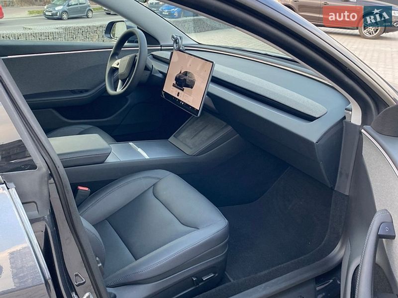 Седан Tesla Model 3 2024 в Львове