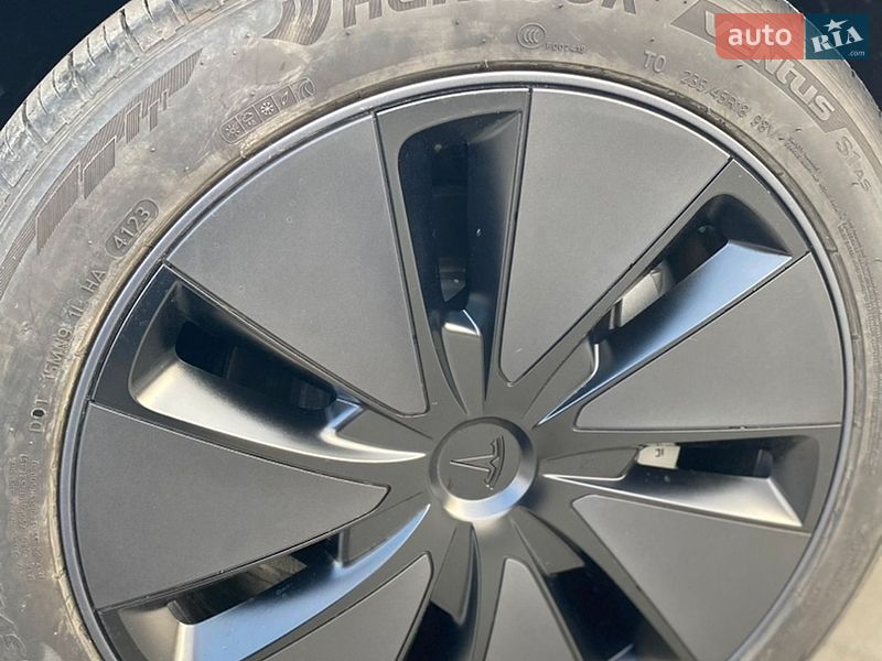 Седан Tesla Model 3 2024 в Львове