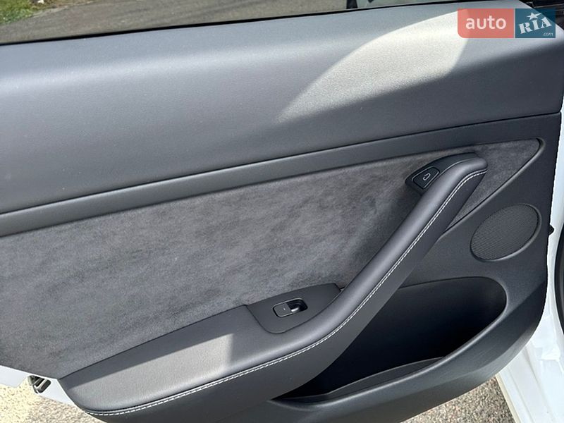 Седан Tesla Model 3 2023 в Киеве