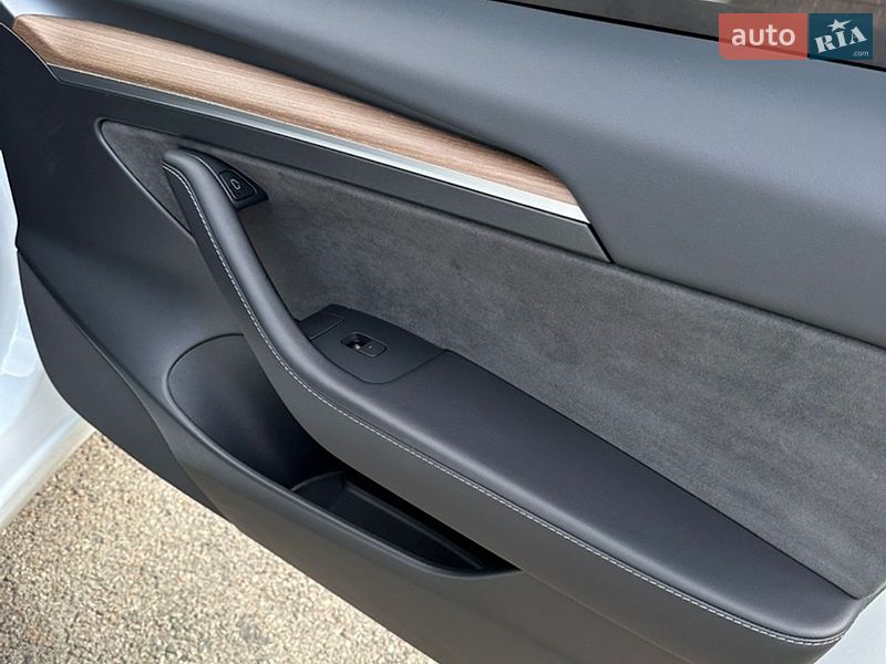 Седан Tesla Model 3 2023 в Киеве