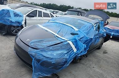 Tesla Model 3  2022