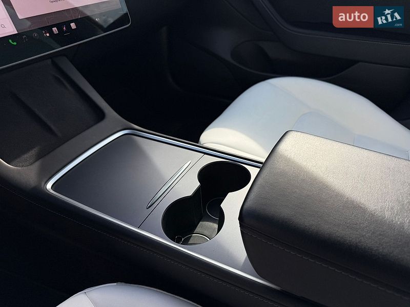 Седан Tesla Model 3 2022 в Львове