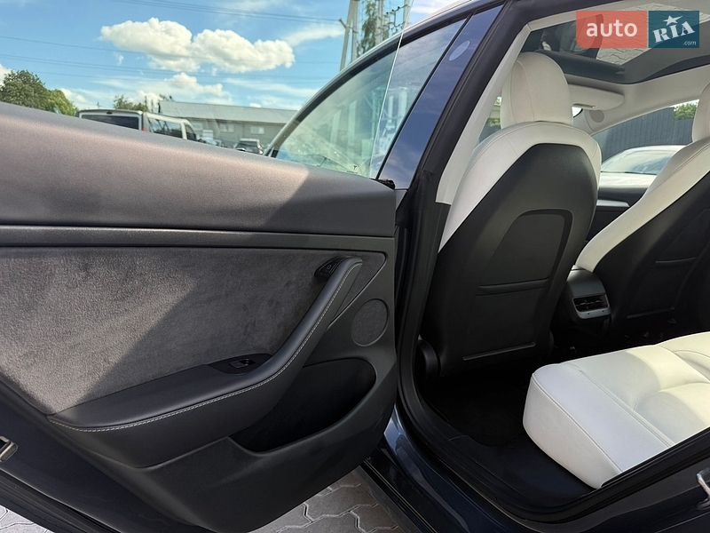 Седан Tesla Model 3 2022 в Львове