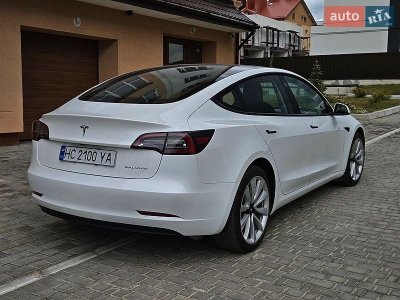 Седан Tesla Model 3 2023 в Львові