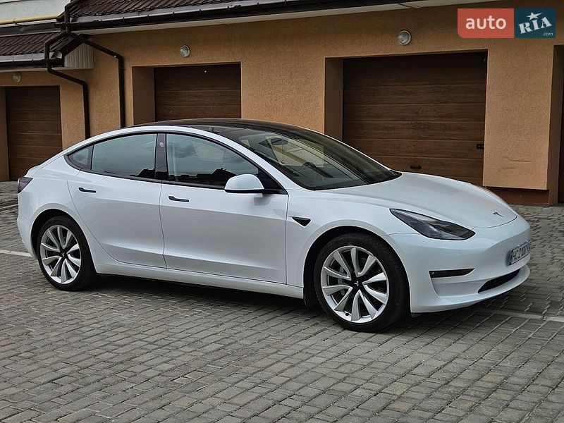 Седан Tesla Model 3 2023 в Львові
