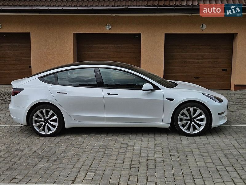 Седан Tesla Model 3 2023 в Львові